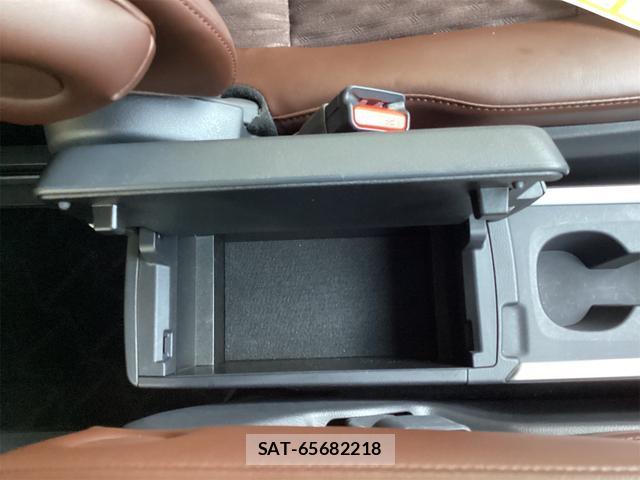 Toyota NOAH 2023-06 8327910-10