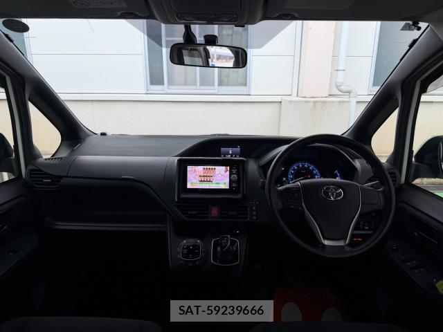 Toyota NOAH 2015-07 8329782-1