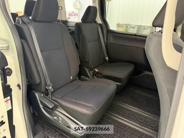 Toyota NOAH 2015-07 8329782-11