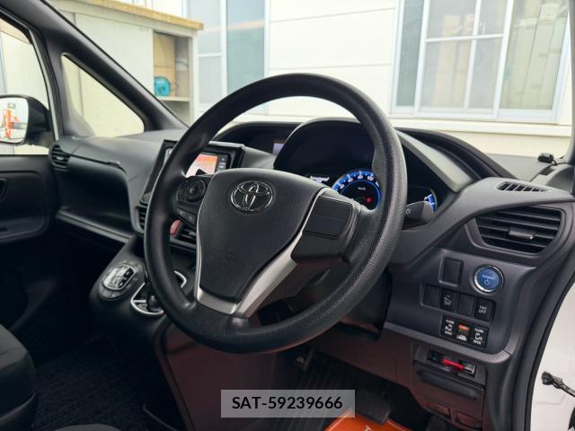 Toyota NOAH 2015-07 8329782-13