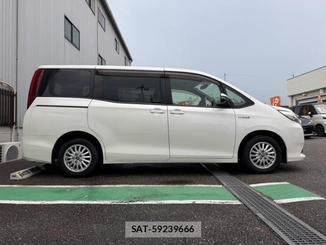 Toyota NOAH 2015-07 8329782-16