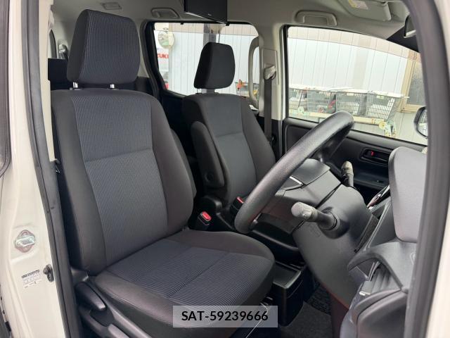 Toyota NOAH 2015-07 8329782-9