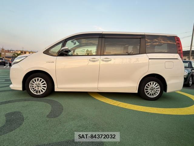 Toyota NOAH 2014-04 8329920-1
