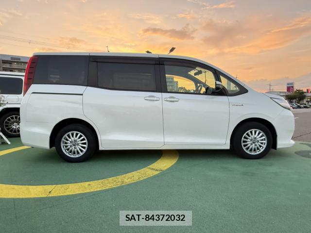 Toyota NOAH 2014-04 8329920-2