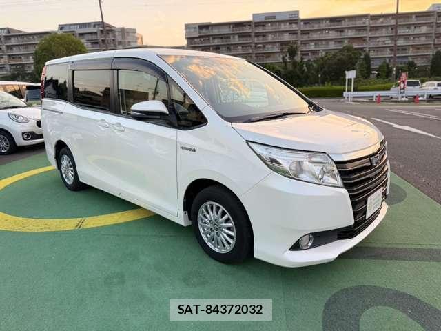 Toyota NOAH 2014-04 8329920-9