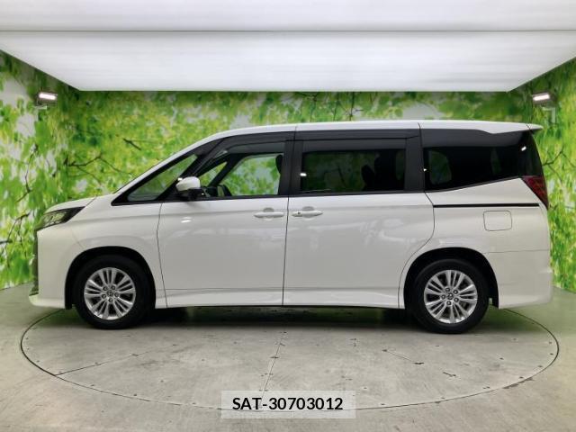 Toyota NOAH 2022-11 8330512-1