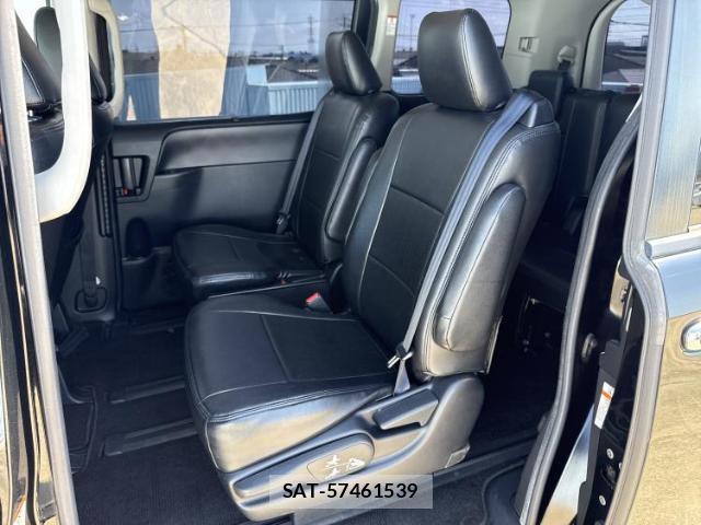 Toyota NOAH 2014-02 8330555-7