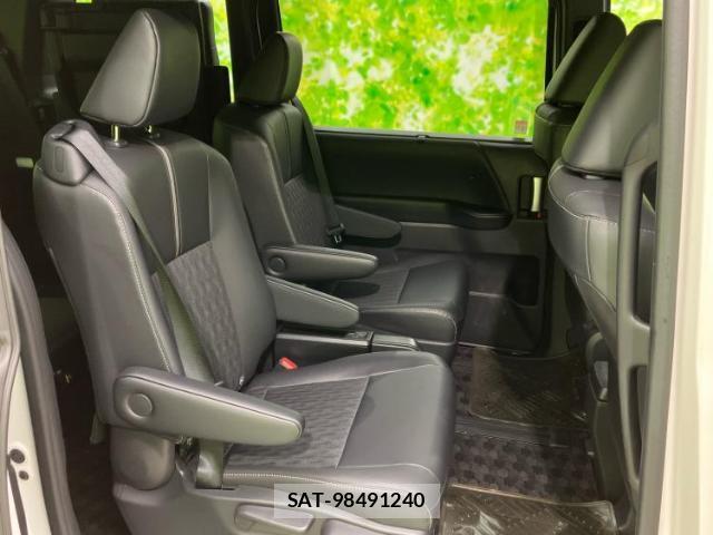 Toyota NOAH 2023-12 8330637-4