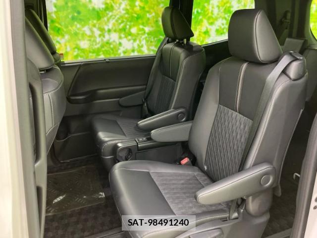 Toyota NOAH 2023-12 8330637-7