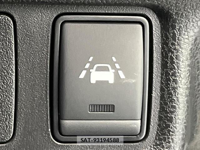Nissan NOTE 2017-11 8329165-6