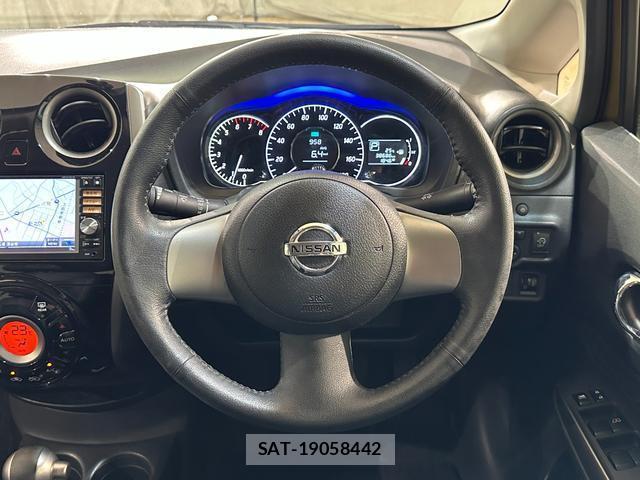 Nissan NOTE 2013-12 8329989-2