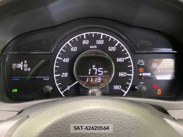 Nissan NOTE 2017-06 8330393-12