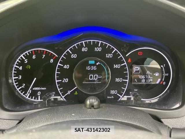 Nissan NOTE 2015-10 8330396-13