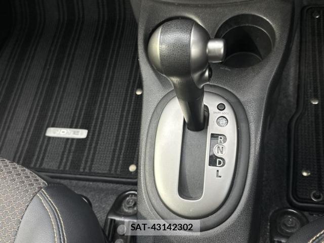 Nissan NOTE 2015-10 8330396-17