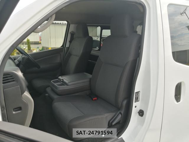 Nissan NV350 Caravan 2021-02 8330314-10