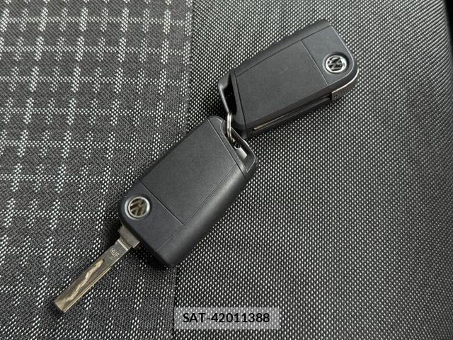 VolksWagen POLO 2015-06 8329985-6
