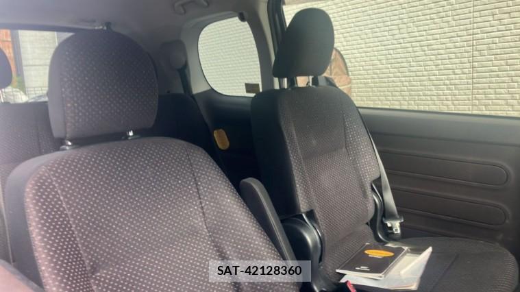 Toyota PORTE 2013-01 8282144-5