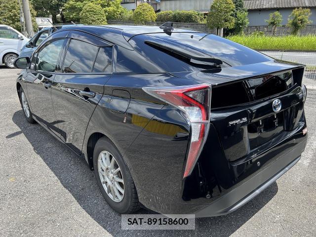 Toyota PRIUS 2017-06 8328063-1