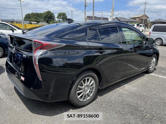 Toyota PRIUS 2017-06 8328063-11