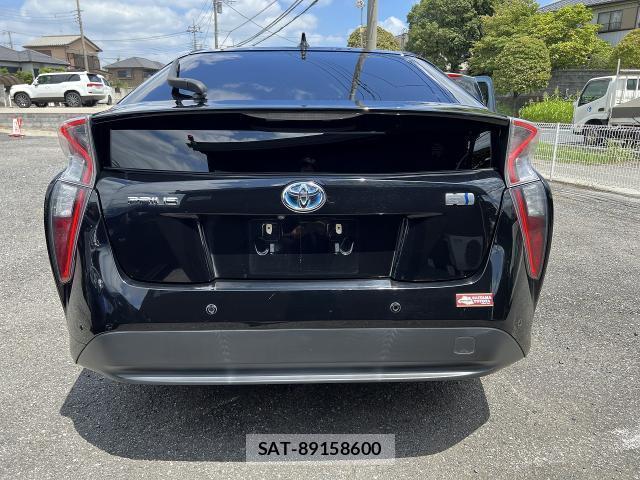 Toyota PRIUS 2017-06 8328063-12