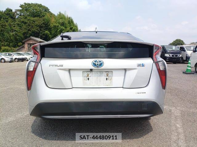 Toyota PRIUS 2017-07 8328245-1
