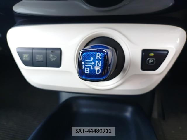 Toyota PRIUS 2017-07 8328245-11