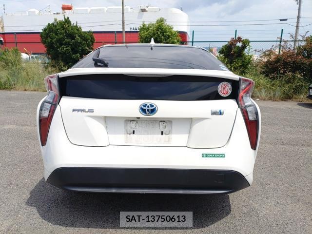 Toyota PRIUS 2017-07 8328352-1