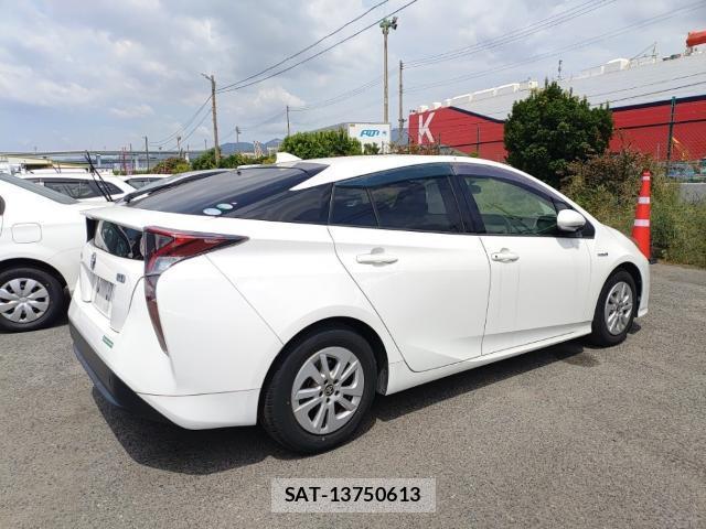 Toyota PRIUS 2017-07 8328352-4