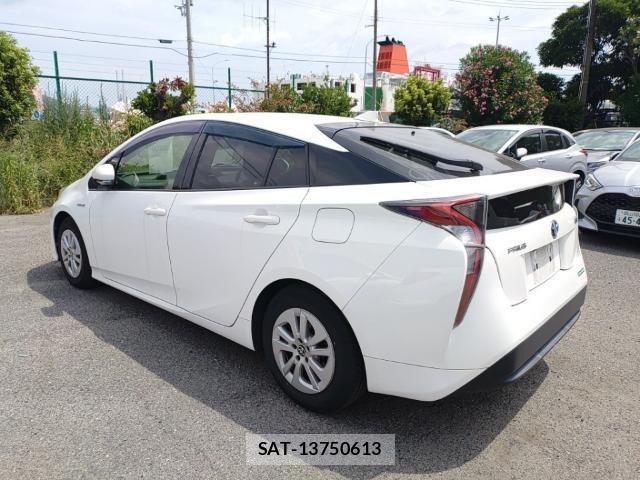 Toyota PRIUS 2017-07 8328352-5
