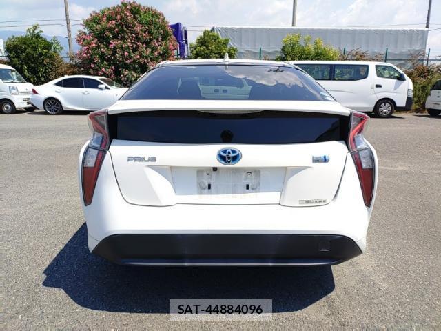 Toyota PRIUS 2017-07 8328361-1