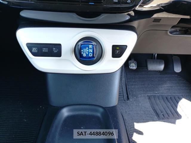 Toyota PRIUS 2017-07 8328361-11