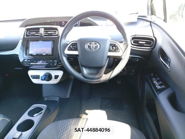 Toyota PRIUS 2017-07 8328361-2