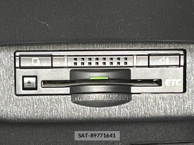 Toyota PRIUS 2012-11 8328876-4
