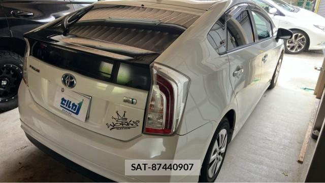 Toyota PRIUS 2015-02 8329306-12