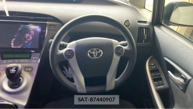 Toyota PRIUS 2015-02 8329306-16