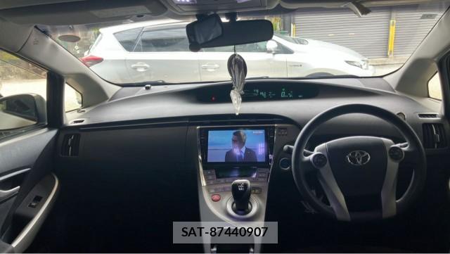 Toyota PRIUS 2015-02 8329306-2