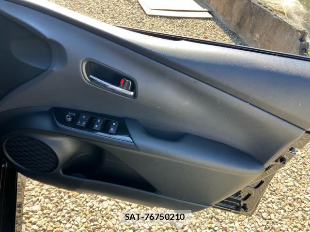 Toyota PRIUS 2016-10 8329399-11