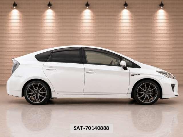 Toyota PRIUS 2012-06 8329942-1