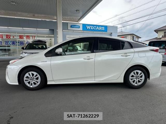 Toyota PRIUS 2017-05 8330398-1