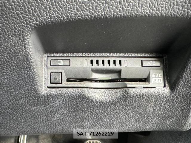 Toyota PRIUS 2017-05 8330398-12