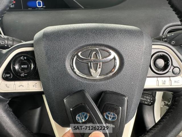 Toyota PRIUS 2017-05 8330398-17