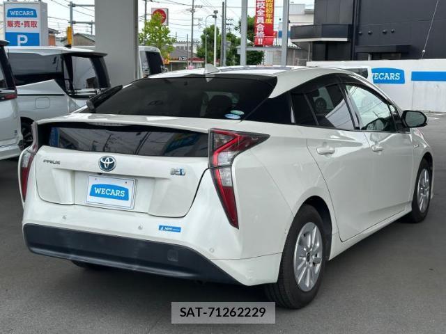 Toyota PRIUS 2017-05 8330398-2