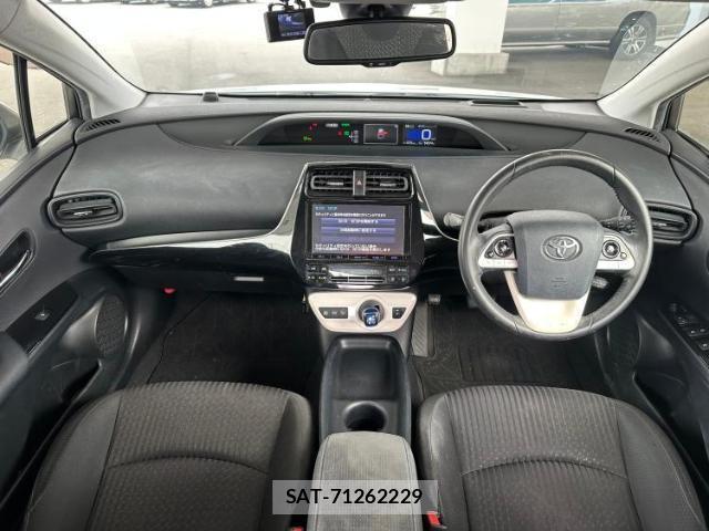 Toyota PRIUS 2017-05 8330398-3