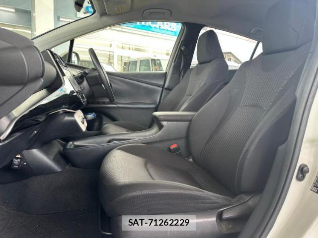 Toyota PRIUS 2017-05 8330398-4