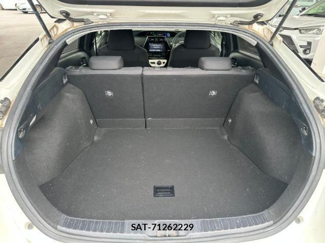 Toyota PRIUS 2017-05 8330398-6