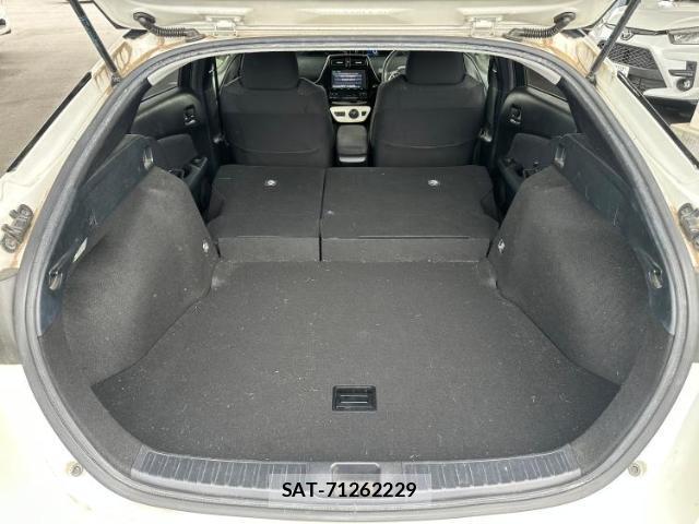 Toyota PRIUS 2017-05 8330398-7