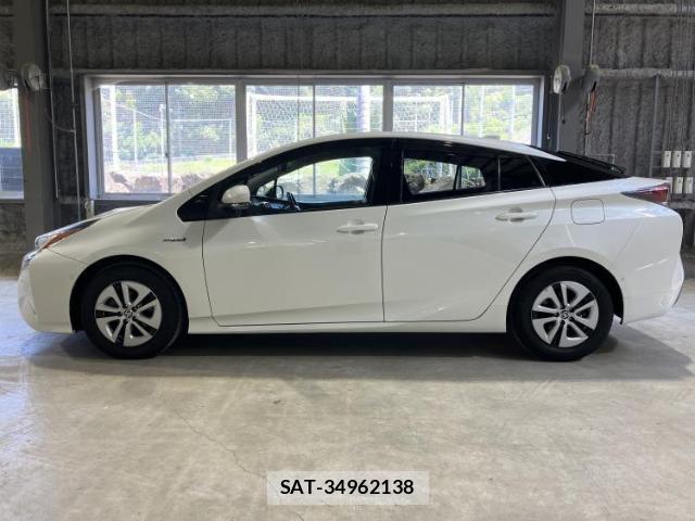 Toyota PRIUS 2018-02 8330401-1