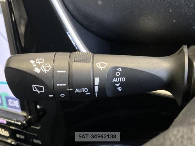 Toyota PRIUS 2018-02 8330401-16