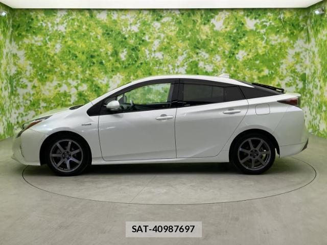 Toyota PRIUS 2018-05 8330452-1