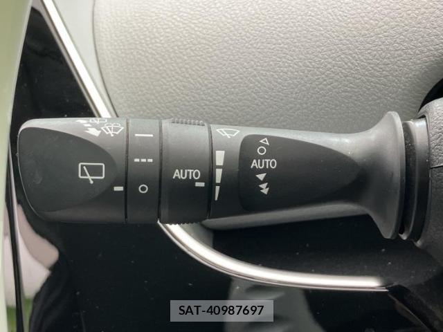 Toyota PRIUS 2018-05 8330452-16